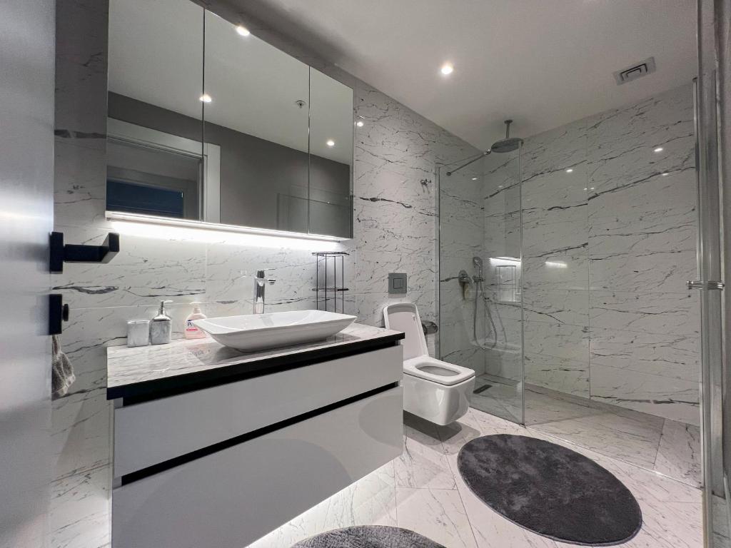 Modern 2Bed Condo in an Ultra Luxurious Building