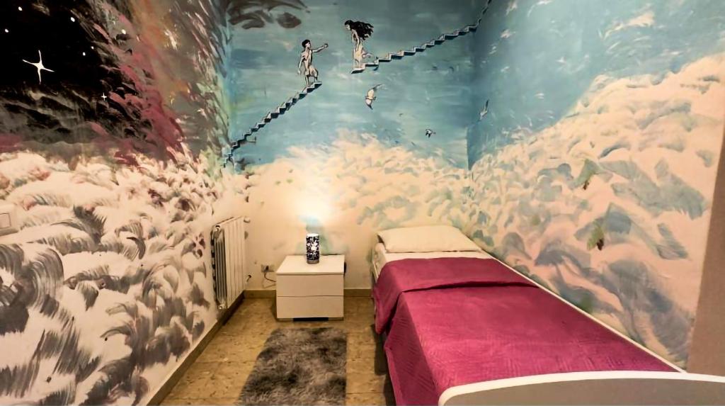羅馬的住宿－Sina Rent Room，卧室配有一张床,墙上挂有绘画作品