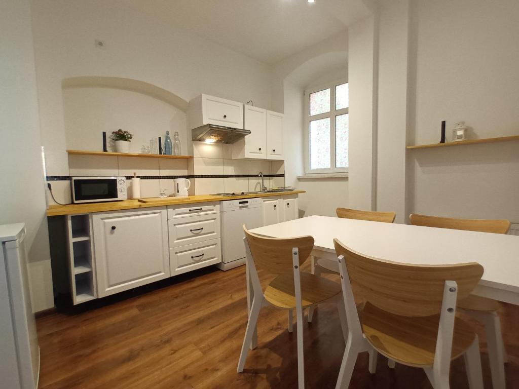 Kuchyňa alebo kuchynka v ubytovaní Apartament Majówka w Karkonoszach