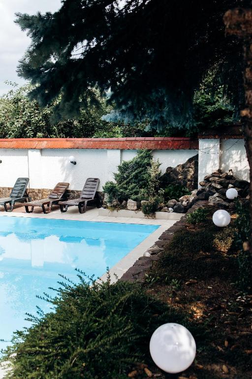 Bazén v ubytování Eduard Hotel nebo v jeho okolí