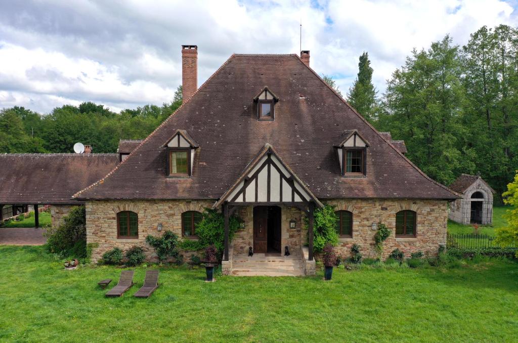 ein großes Steinhaus mit großem Dach in der Unterkunft Manoir de la Sauldre in Argent-sur-Sauldre