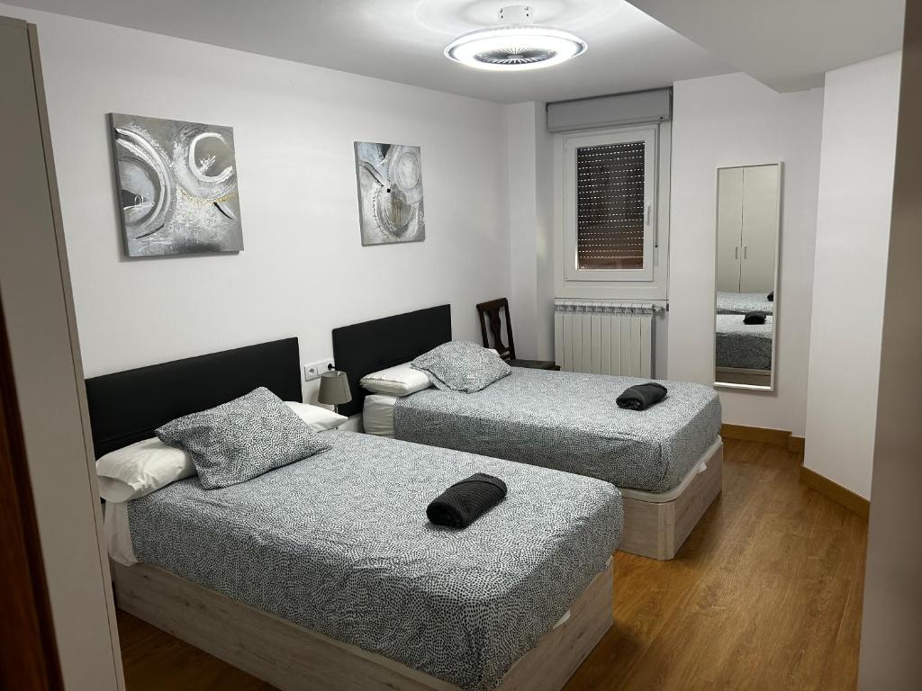Postel nebo postele na pokoji v ubytování Leire Jaca Centro