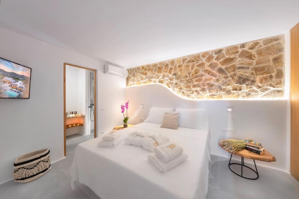 Postel nebo postele na pokoji v ubytování Legendary Suites