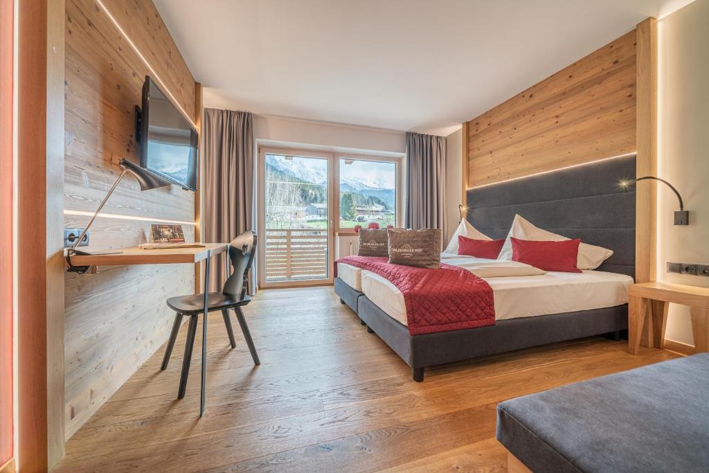 Posteľ alebo postele v izbe v ubytovaní Hotel Salzburger Hof Leogang