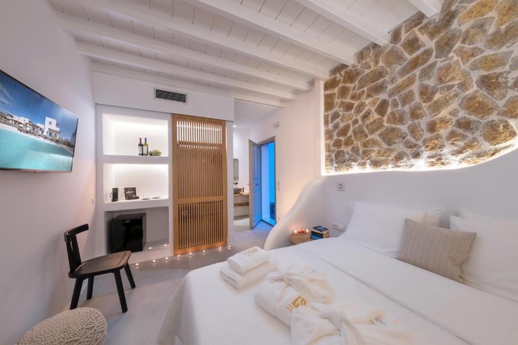 Postel nebo postele na pokoji v ubytování Legendary Suites