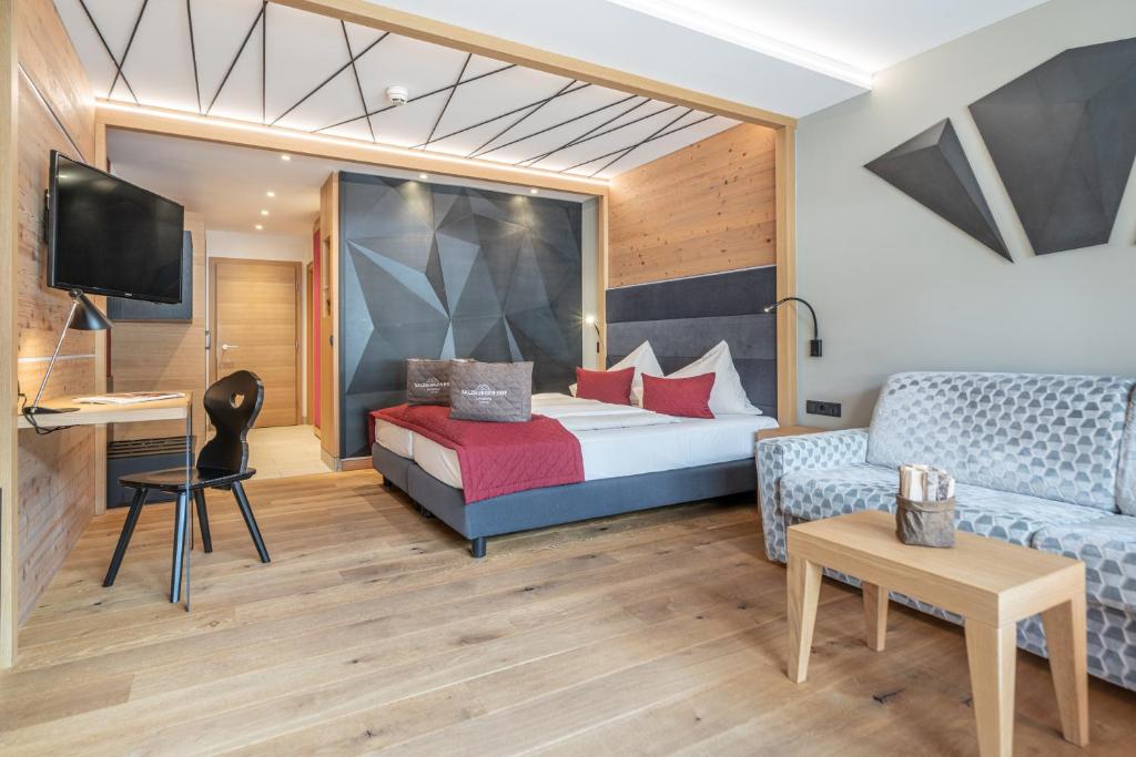 Posteľ alebo postele v izbe v ubytovaní Hotel Salzburger Hof Leogang