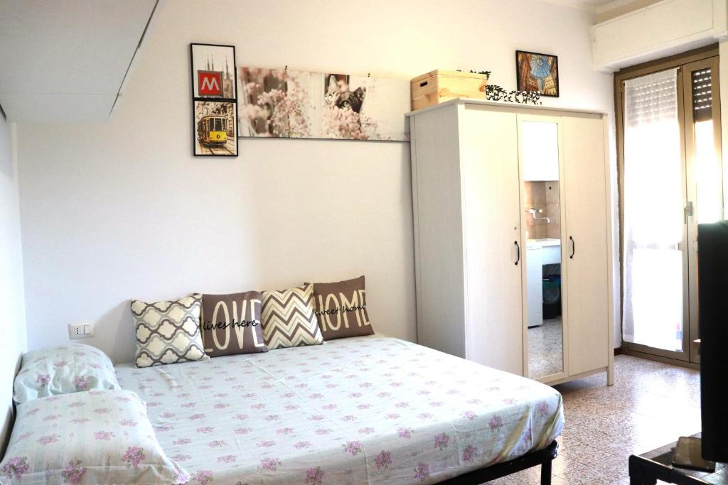 um quarto com uma cama num quarto em * La Casa di Arti * 25 min dal Duomo em Milão