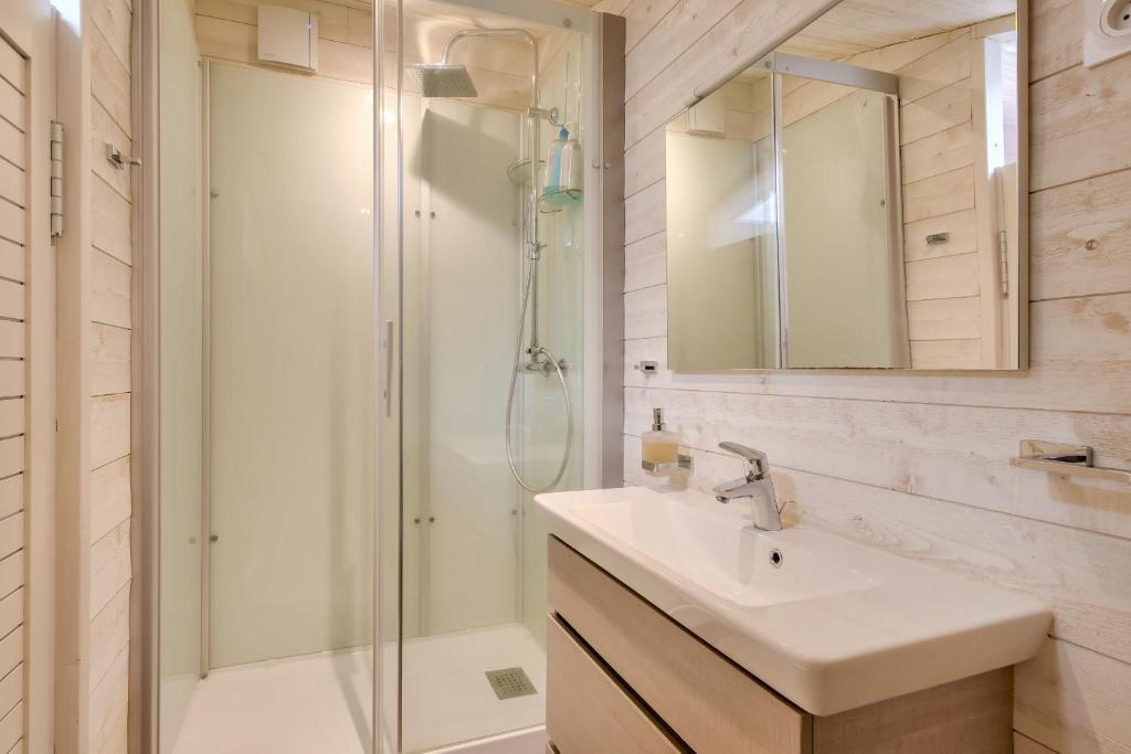 a bathroom with a sink and a shower at Havre de paix pour 10 a l Ile de Re in La Flotte