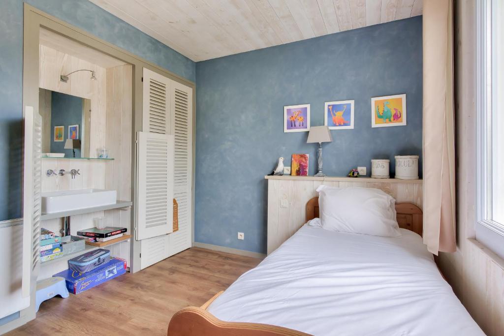 a bedroom with a bed and a sink at Havre de paix pour 10 a l Ile de Re in La Flotte