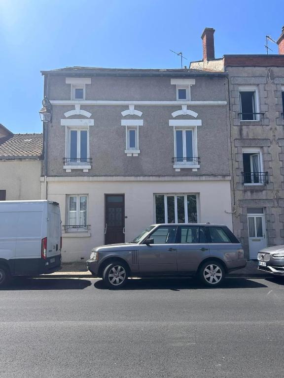 une camionnette est garée devant une maison dans l'établissement Central village house in Bussiere Poitevine, à Bussière-Portevine