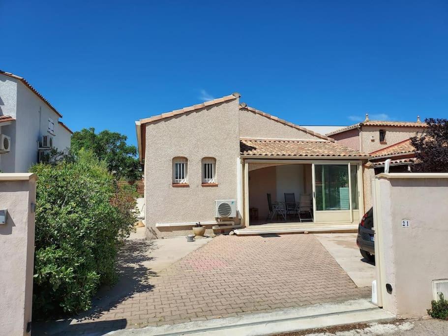 une maison avec une voiture garée devant dans l'établissement Sainte Marie la mer : Villa indépendante, plage à pied à 250 m, à Sainte-Marie-la-Mer