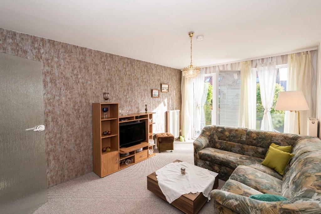 a living room with a couch and a television at Ferienwohnung Wenzlaff in Sassnitz