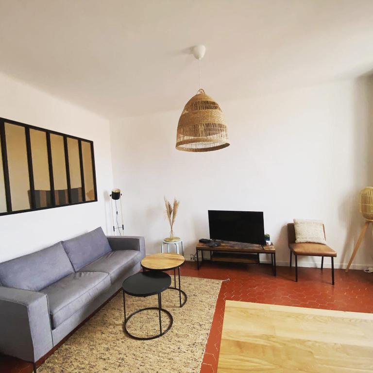 un salon avec un canapé et une table dans l'établissement Le repère des pêcheurs, à Marseille