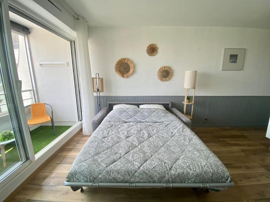 Postel nebo postele na pokoji v ubytování *Les Voiliers, Studio, Vue sur Mer, Wifi, Parking*