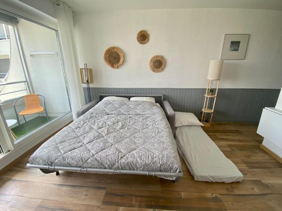 Postel nebo postele na pokoji v ubytování *Les Voiliers, Studio, Vue sur Mer, Wifi, Parking*
