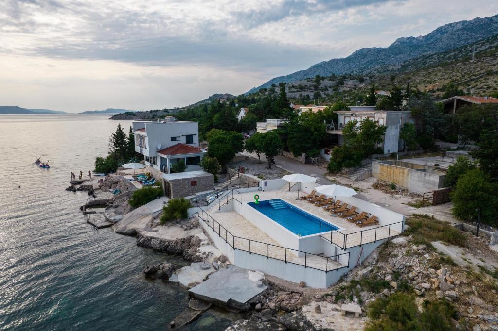 Výhľad na bazén v ubytovaní Luxury Villa Solis alebo v jeho blízkosti