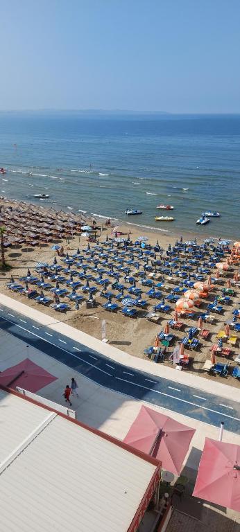 Holiday home. İn the sea .Beach - Image 10