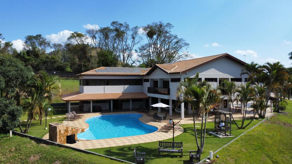 - une vue aérienne sur une maison avec une piscine dans l'établissement Pousada Costa Rielli, à Águas de Lindóia