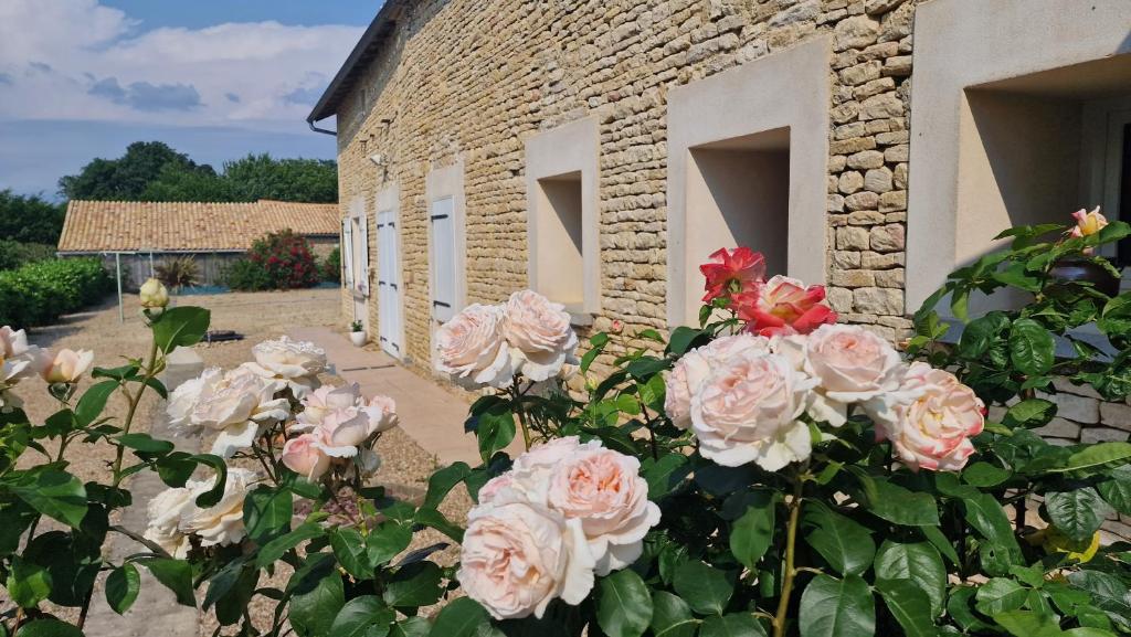 un bouquet de roses roses devant un bâtiment dans l'établissement Les Mésanges, à Vançais