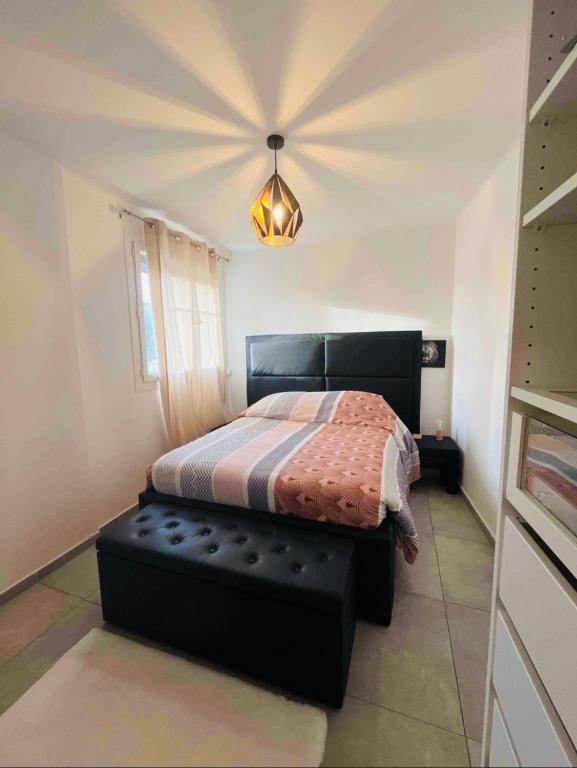 een slaapkamer met een bed en een bank erin bij Appartement spacieux in Toulon