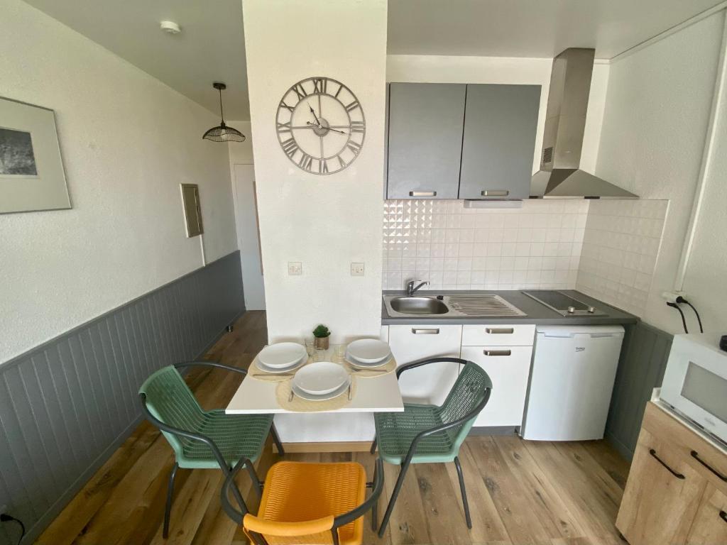 Kuchyň nebo kuchyňský kout v ubytování *Les Voiliers, Studio, Vue sur Mer, Wifi, Parking*