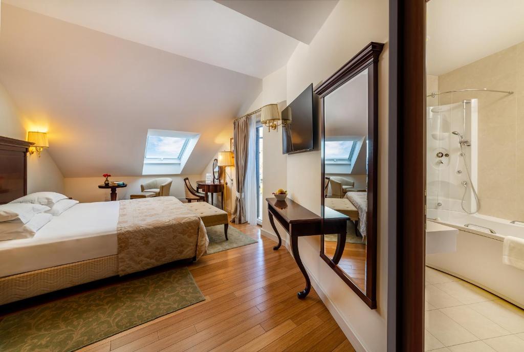 Postel nebo postele na pokoji v ubytování Hotel President Solin