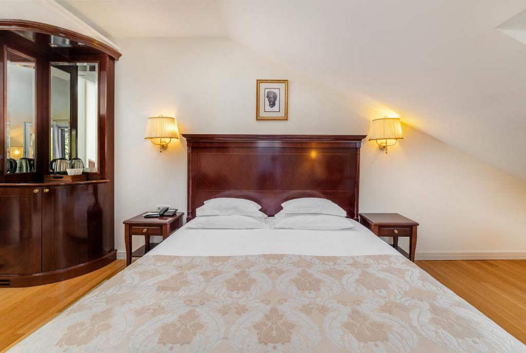 Postel nebo postele na pokoji v ubytování Hotel President Solin