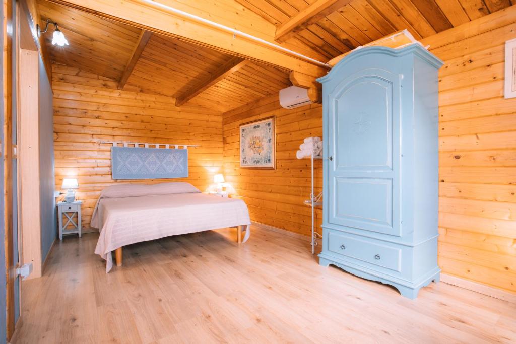a bedroom with a bed and a wooden ceiling at Chalet Sa Petra Ruja - Gadu e Tremene in Siniscola