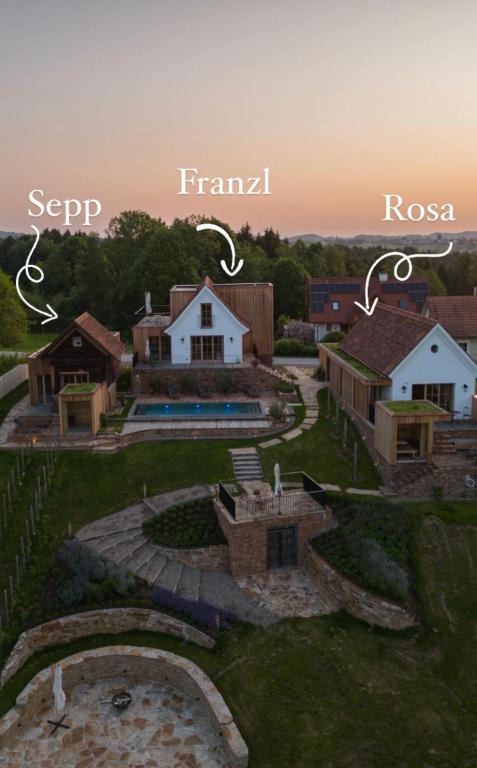 Bazén v ubytování Am Wildbachberg - Luxus Ferienhäuser mit Infinitypool, Privatsauna und Weinkeller nebo v jeho okolí