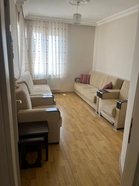 uma sala de estar com dois sofás e um sofá em Deniz Gören Geniş Aile İçin Uygun Daire em Antalya