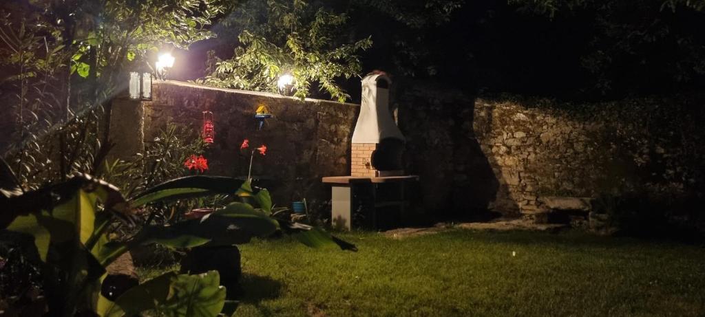 Aed väljaspool majutusasutust Apartma Aria&Karra