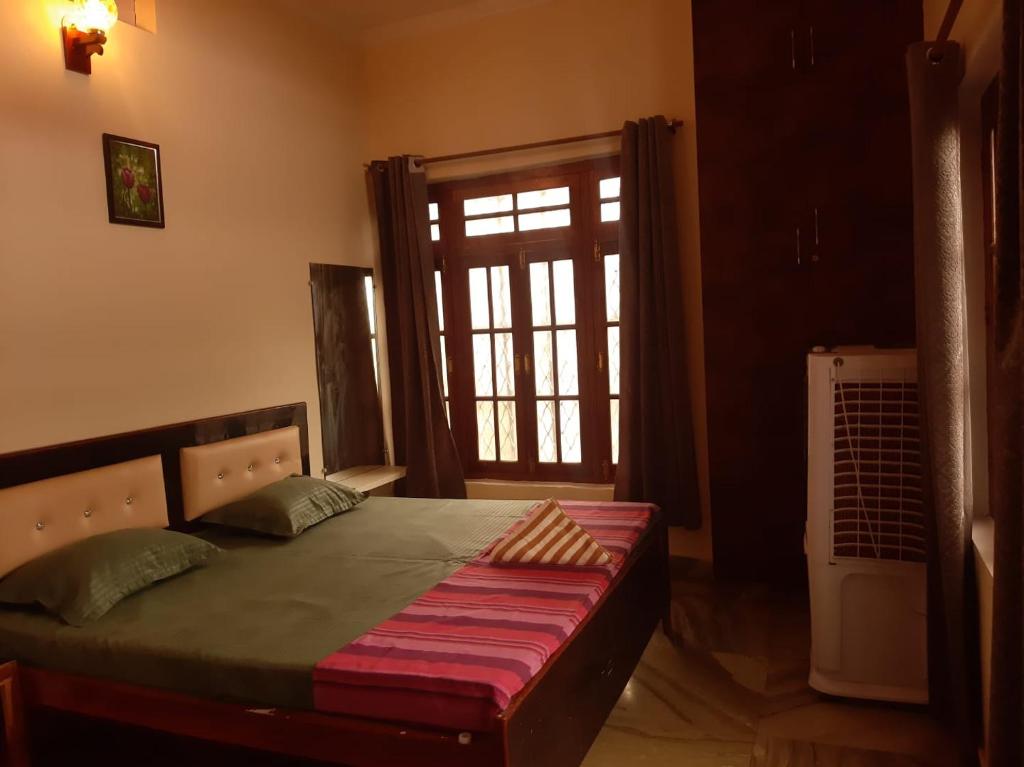 Postel nebo postele na pokoji v ubytování PAARIJAAT Homestay & Guesthouse