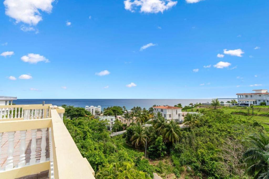 een balkon met uitzicht op de oceaan bij Puntas Rincon Villa 301 with private rooftop terrace in Rincon