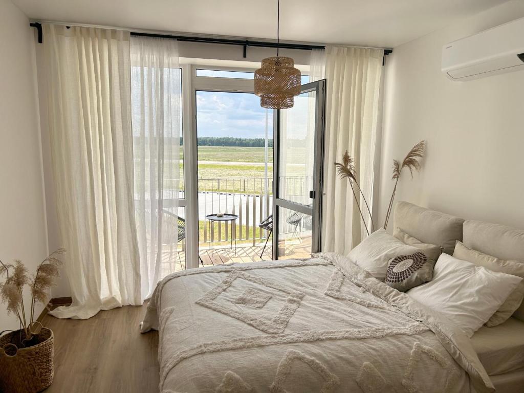 Postel nebo postele na pokoji v ubytování Jaukūs apartamentai prie jūros