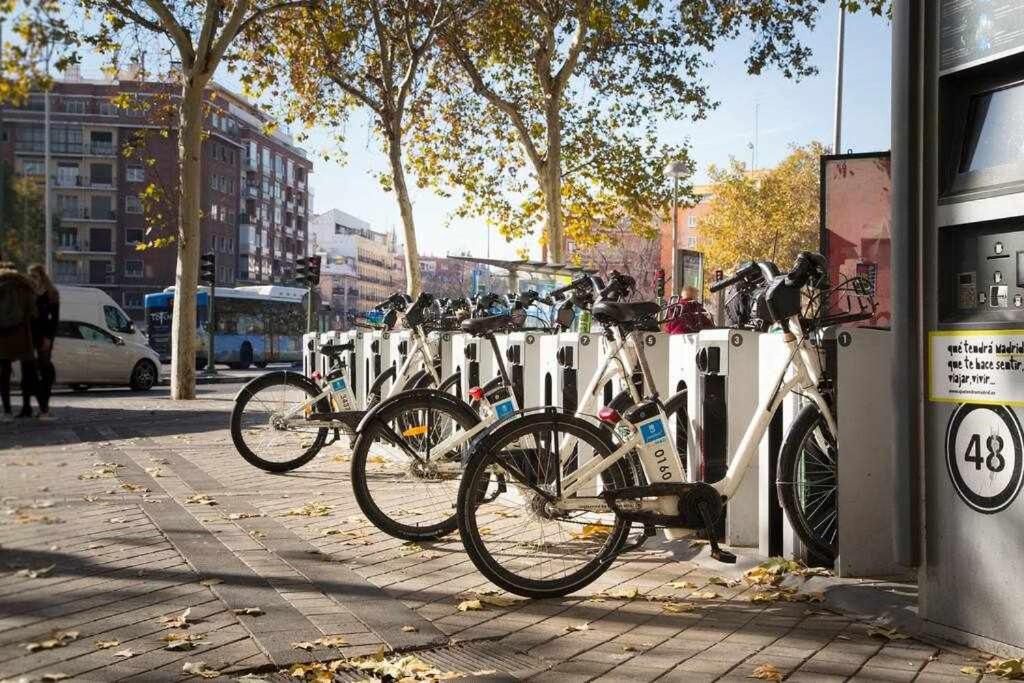 マドリードにあるComodo Y Agradable Apartamento En Madrid Centro 5の柵の横に停められた自転車列