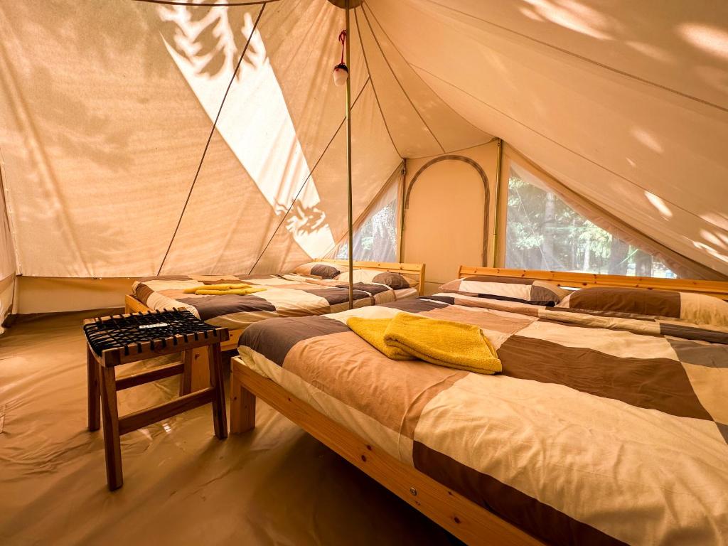 1 dormitorio con 2 camas en una tienda de campaña en Camping Federico Farm, en Pontremoli