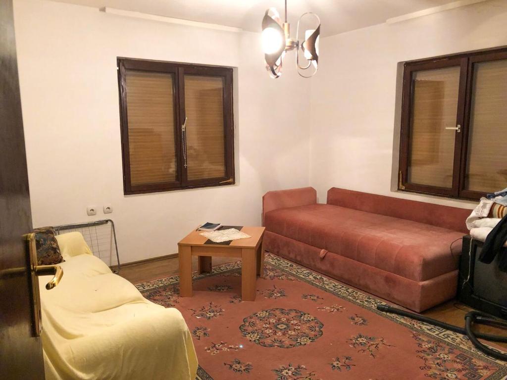 - un salon avec un canapé et une table dans l'établissement Banja Koviljaca 15316, à Banja Koviljača