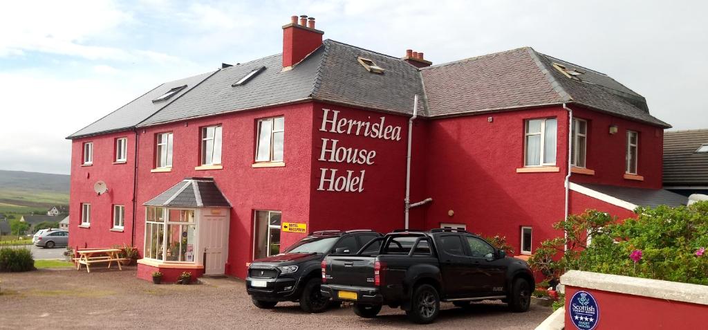 een zwarte truck geparkeerd voor een rood huis bij Herrislea House Hotel in Tingwall