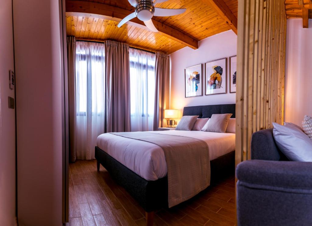 ein Schlafzimmer mit einem großen Bett und einem Deckenventilator in der Unterkunft LOFT en zona Puerto Las Palmas de Gran Canaria in Las Palmas de Gran Canaria