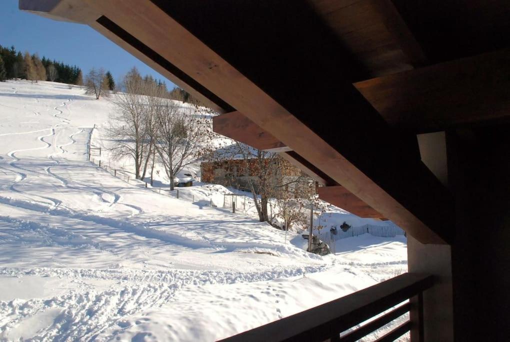 的住宿－LA PLAGNE MONTALBERT Chalet - fitness - wifi，享有房子内积雪覆盖的庭院的景色