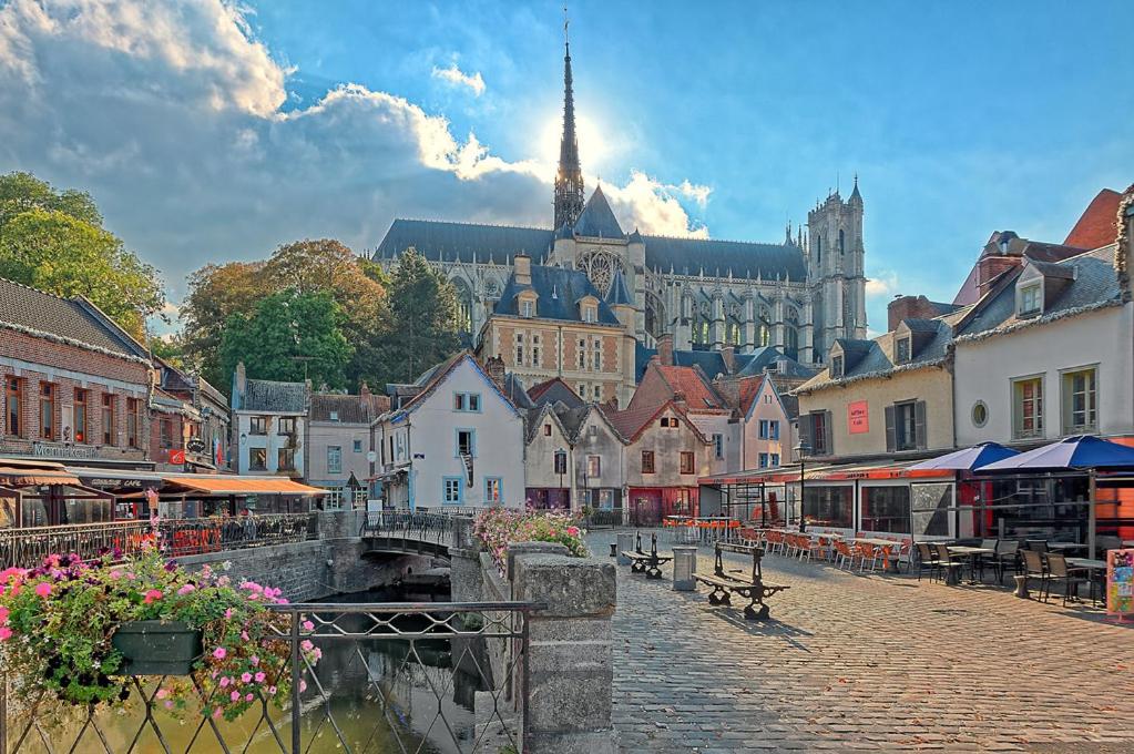 una ciudad con un puente y una catedral en el fondo en un Nid en Ville -Amiens Centre ville avec Parking en Amiens