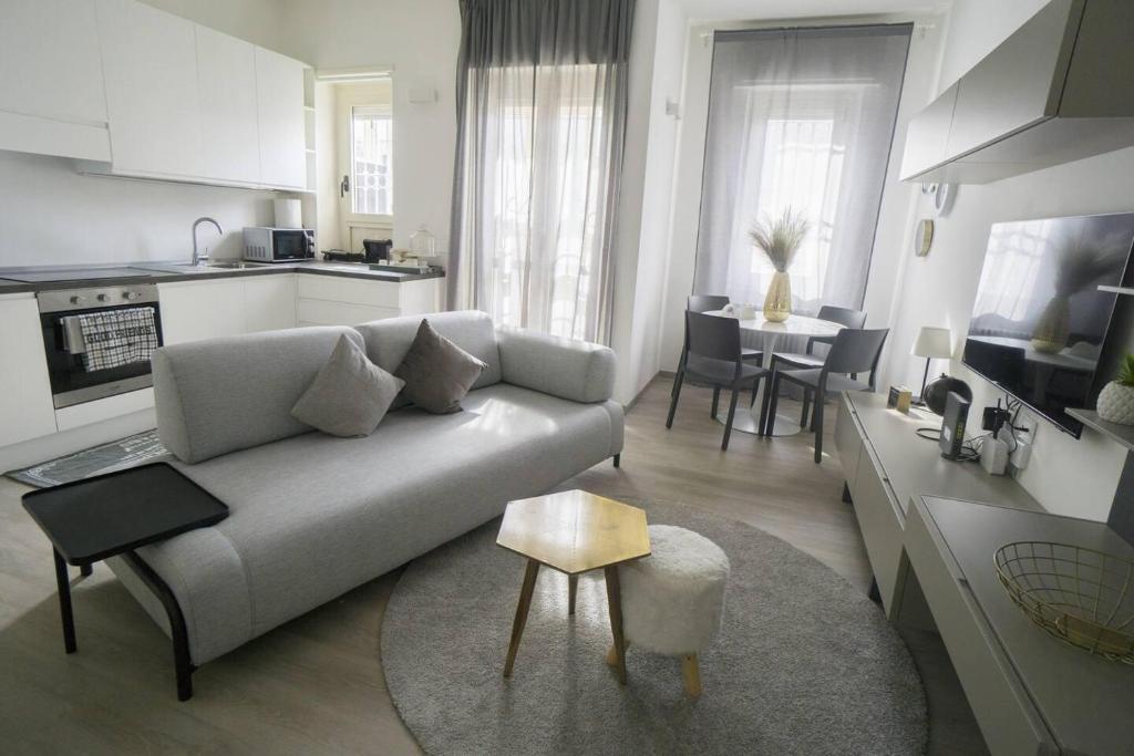 a living room with a couch and a kitchen at 2 Bed Apartment Sleeps 4 - En-Suite Bath -Tv -WiFi in Asti
