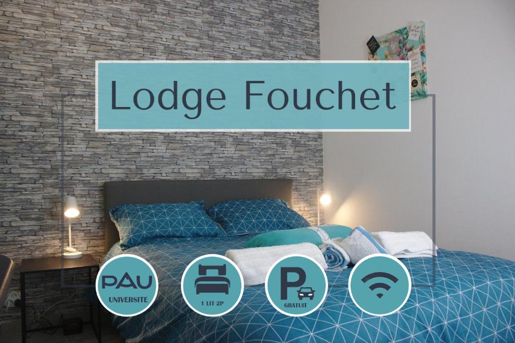 una camera da letto con un letto con un grande cartello sopra di Lodge Fouchet - Studio proche Université a Pau