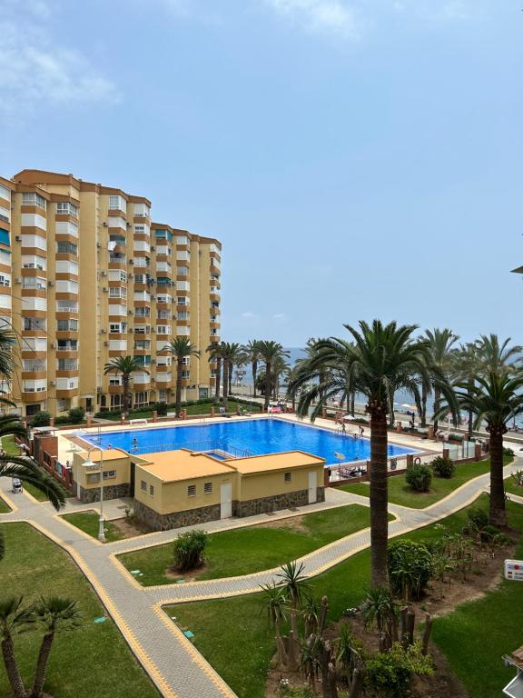 een afbeelding van een zwembad in een resort bij Apartamento BuenasVistas in Algarrobo-Costa