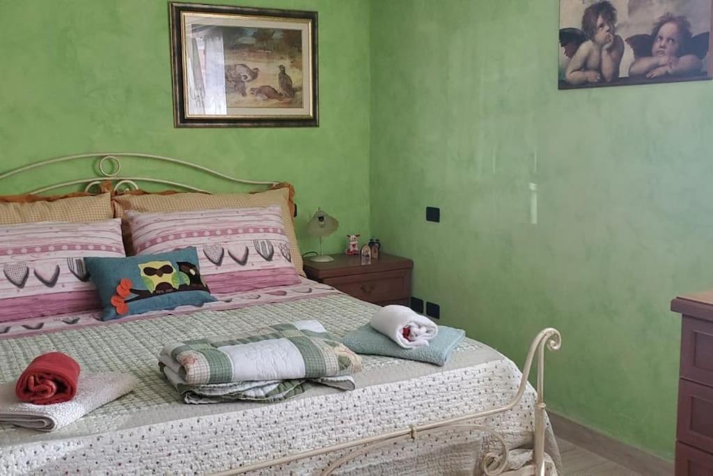 een slaapkamer met een bed met roze en groene muren bij Loving Hearts in Ortona