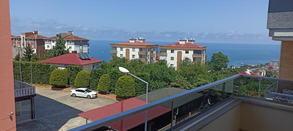 een witte auto geparkeerd op het balkon van een gebouw bij SOYLU Suites in Trabzon