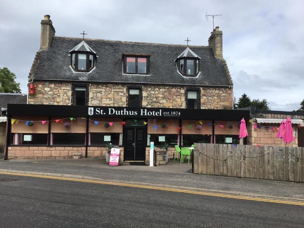 un edificio al lado de la calle en St Duthus Hotel Apartment, en Tain