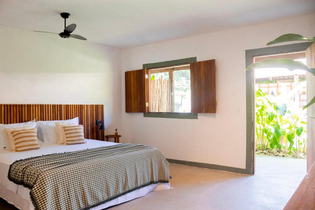a bedroom with a bed and a window at Pousada Rancho Luar in Pôrto de Pedras