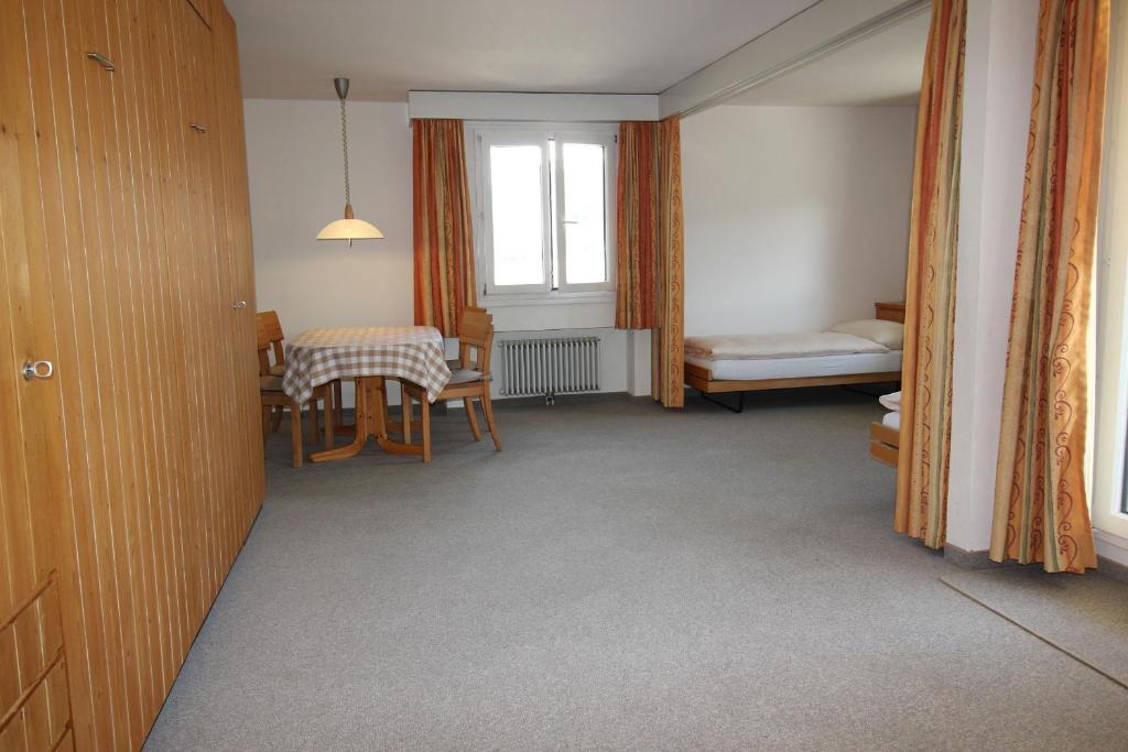 a small room with a table and a window at Residenza Lagrev 1 1 2 Zimmerwohnung Nr 007 - Typ 15A - Hochparterre - Süd in Sils Maria