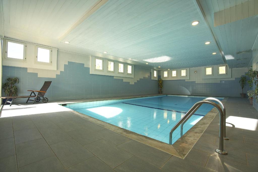 una gran piscina cubierta en un edificio en Residenza Lagrev 1 Zimmerwohnung Nr 227 - Typ 11B - 2 Etage - Ost, en Sils-Maria